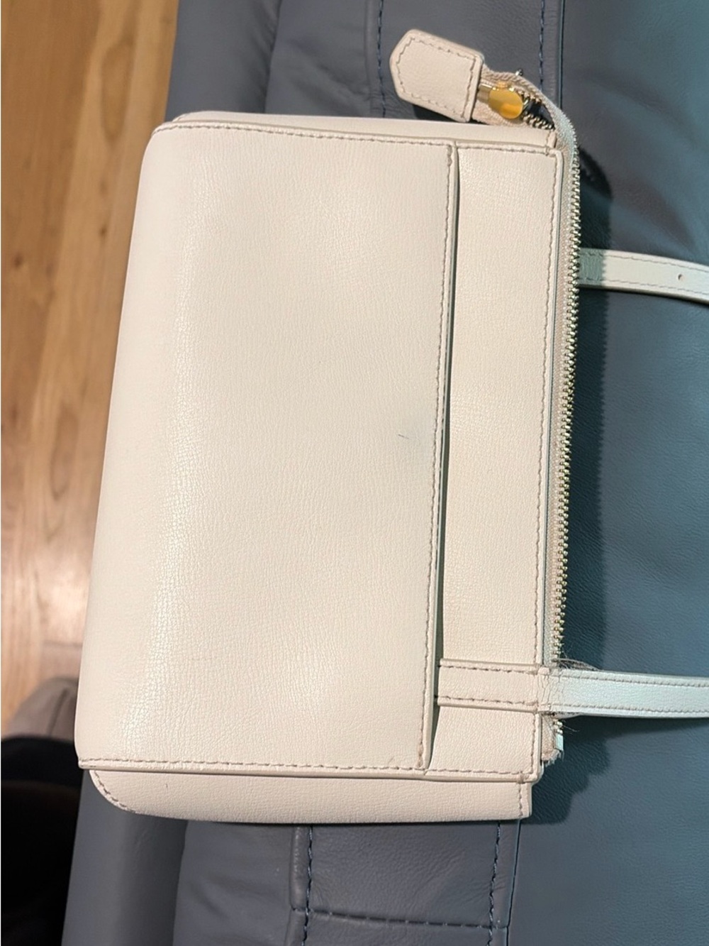 Marc Jacobs Ivory Leather Crossbody with Gold Hardware - Picture 7 of 9